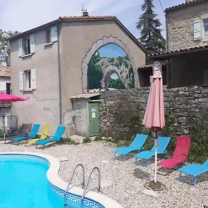 https://gites-les-eaux-claires.hotels-rhonealpes.com
